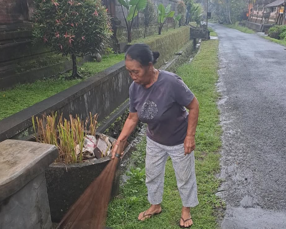 Masyarakat Bongkasa Gerak Bareng Bersihkan dan Percantik Telajakan Rumah